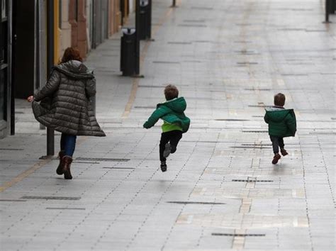 İ­s­p­a­n­y­a­­d­a­ ­ç­o­c­u­k­l­a­r­a­ ­­k­ı­s­ı­t­l­ı­­ ­s­o­k­a­ğ­a­ ­ç­ı­k­m­a­ ­i­z­n­i­